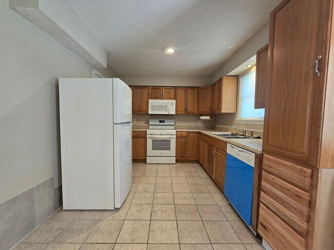 Building Photo - 3 Bed 1.5 Bath in Shawnee!