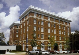 Building Photo - AVAILABLE NOW! One bedroom apartment just steps away from UGA!