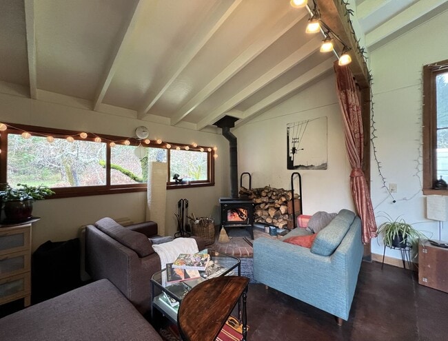 Building Photo - 1,100 square foot cottage on private 80 ac...