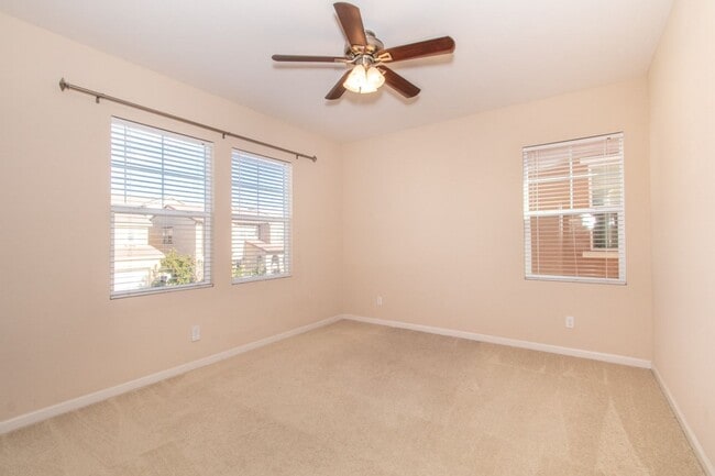 Building Photo - 4 Bed / 2.5 Bath Home with Premium Panoram...