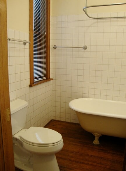 Bathroom, Clawfoot Tub - 3538 N Reta Ave