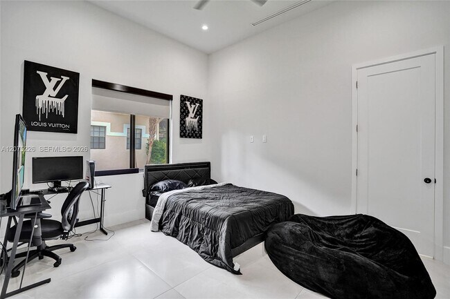 Building Photo - 3909 SW 54th St