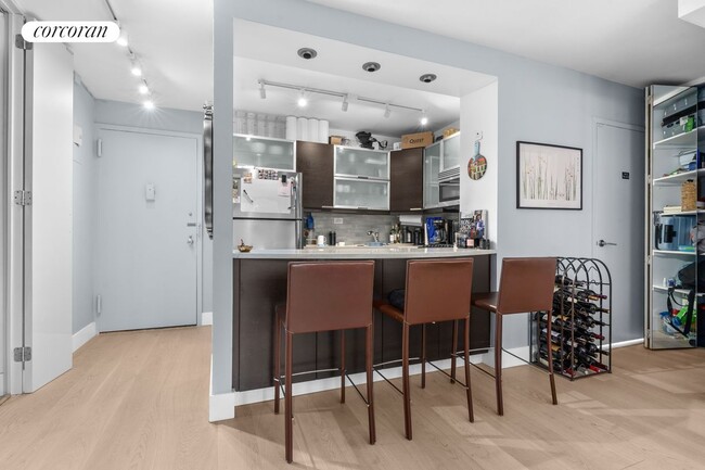 Building Photo - 130 W 67th St