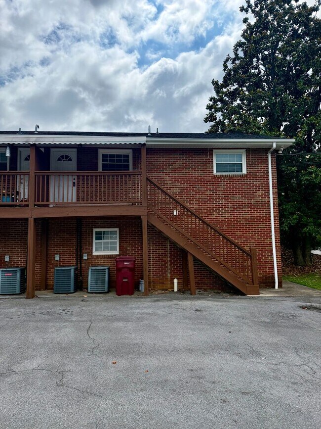 Building Photo - 2 Bedroom / 1 Bath Apt. - Johnson City