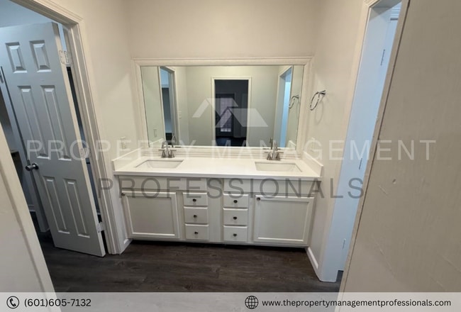 Building Photo - Renovated beauty near the country club and golf course!