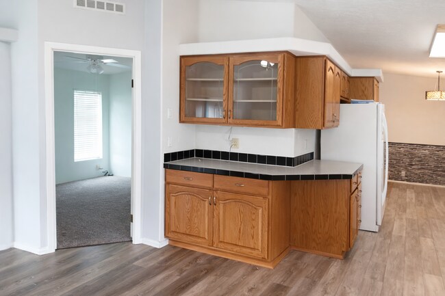 Building Photo - 2806 Sharon Dr