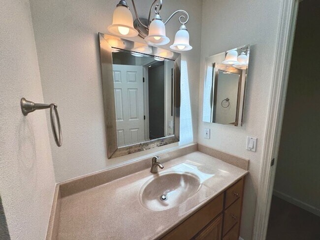 Building Photo - Move-in ready, Charming single level 4 bedroom, 2  bath home in San Ramon!