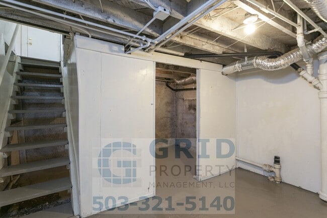 Building Photo - 2 Bedroom Home Available in Southeast Wood...