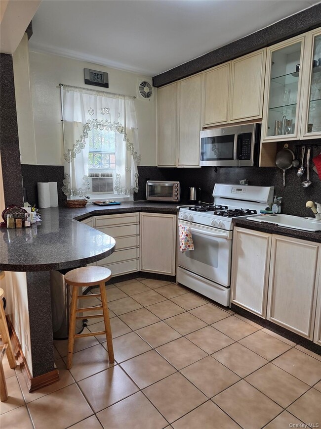 Building Photo - 142-26-142-61 61st Rd