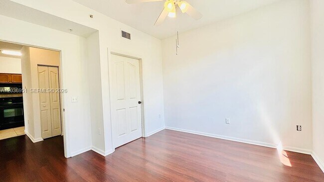 Building Photo - 2304 Myrtlewood Cir E