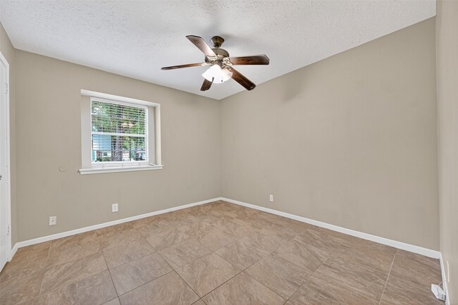 Building Photo - 23919 Farm Hill Dr