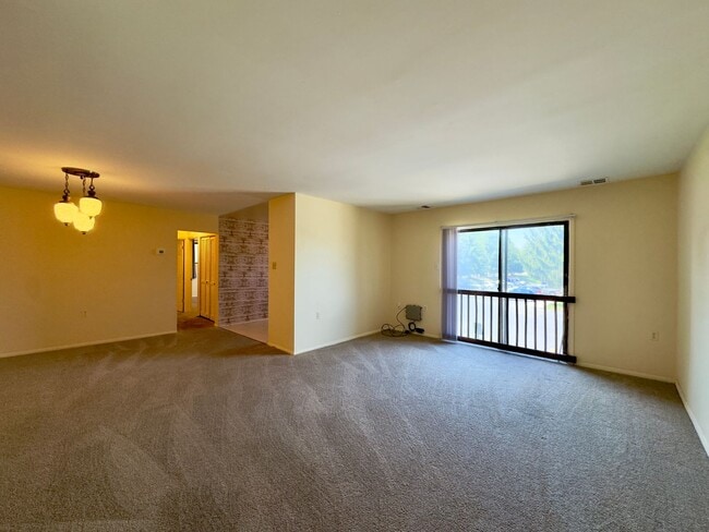 Building Photo - 2 Bedroom Condo in Pikesville/Courthaven