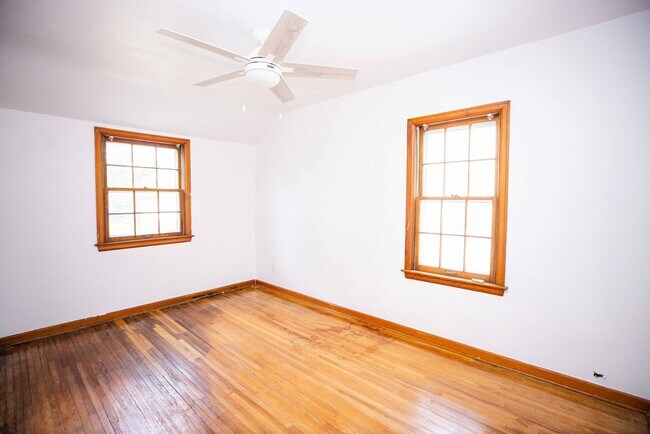 Building Photo - Beautiful three bedroom home with fenced i...