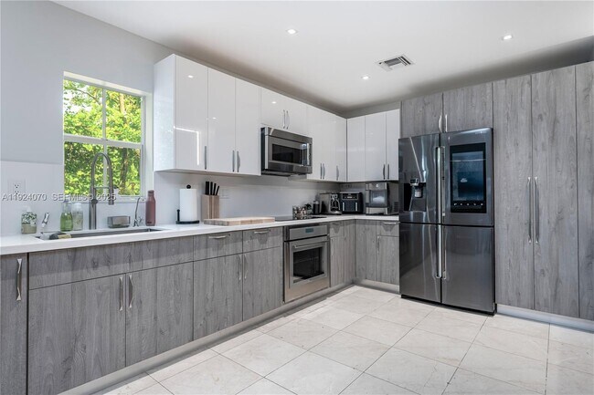 Building Photo - 18460 NE 30th Ave