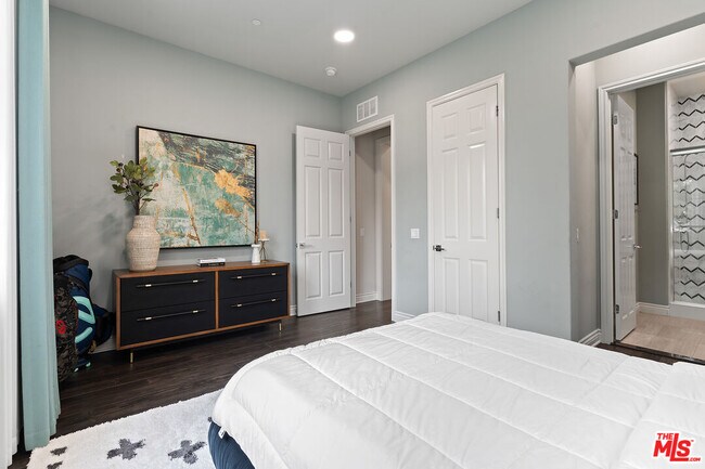 Building Photo - 55 suede