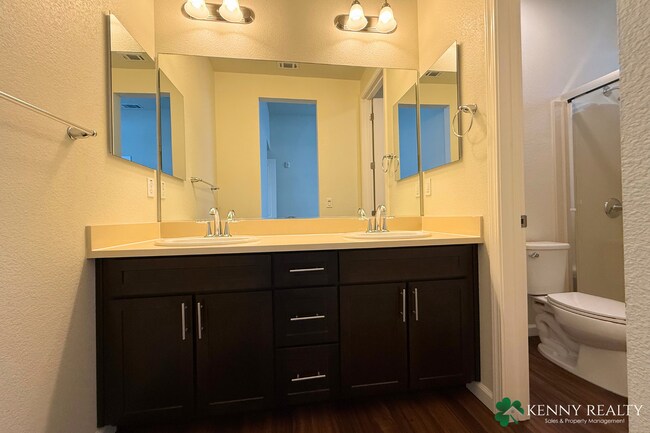 Building Photo - Spacious 2 Bedroom, 2.5 Bathroom Condo wit...