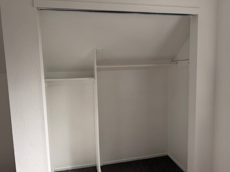 Room 3 upstairs west facing - 1253 Ravenshoe Way