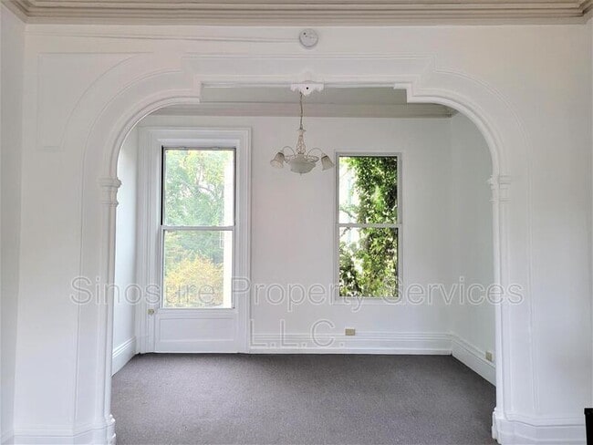 Building Photo - 250 Lark St