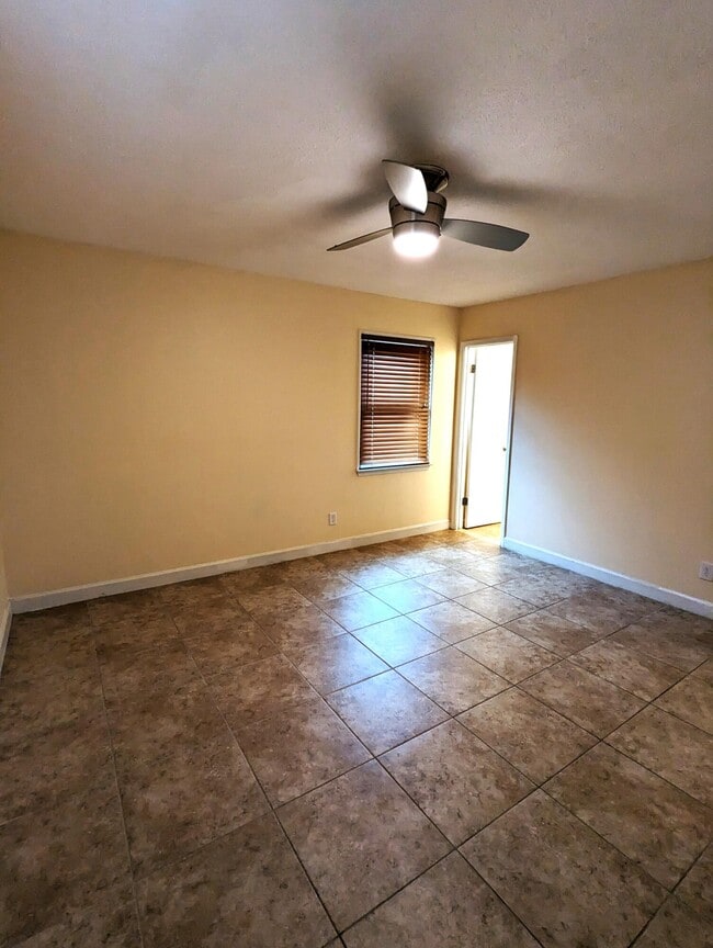 Building Photo - 1010 Pinetree Rd