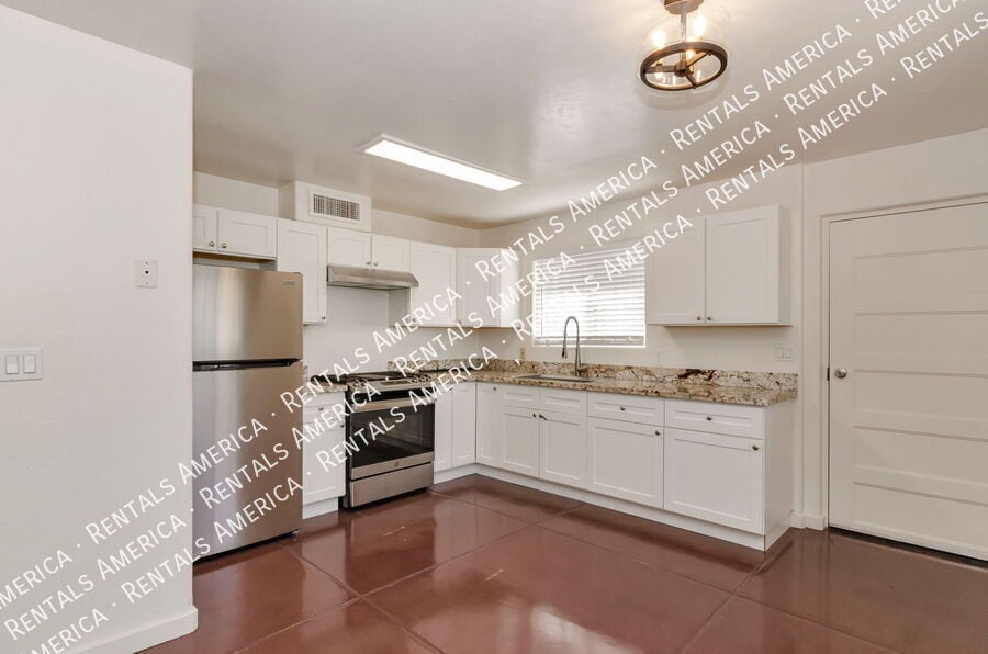 Building Photo - 425 W 26th St