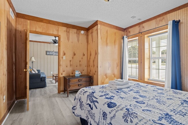 Building Photo - 360 Island Rd