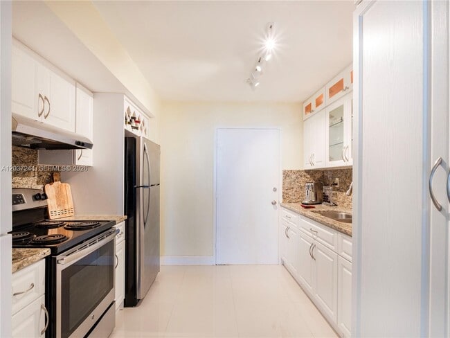Building Photo - 5401 Collins Ave