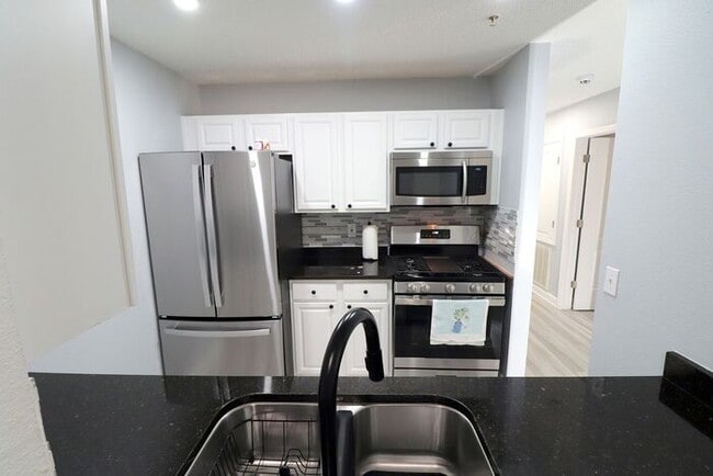 Building Photo - Newly renovated first floor condo! 2 bedrooms