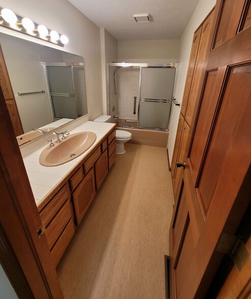 Master bath - 1711 W Koch St