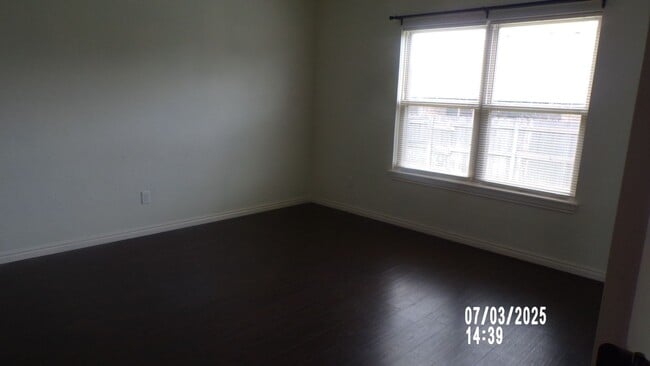 Building Photo - Fantastic home located in Eastlake Addition