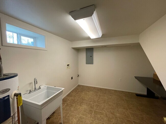 Building Photo - Great Updated Rancher
