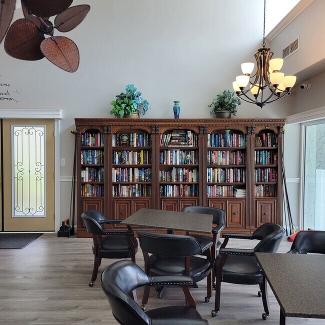 Building Photo - Seasonal/short term 2/2 ground floor condo...