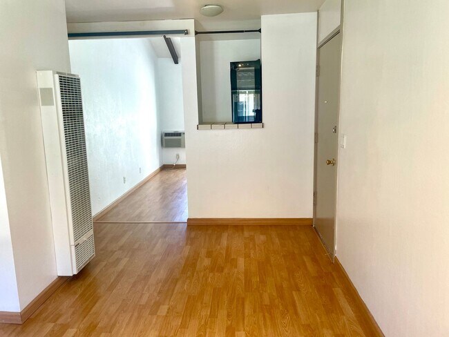Building Photo - 1 Bedroom Condo Near Downtown WC