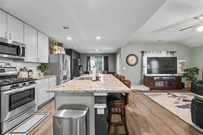 Building Photo - 20815 Acorn Valley Dr