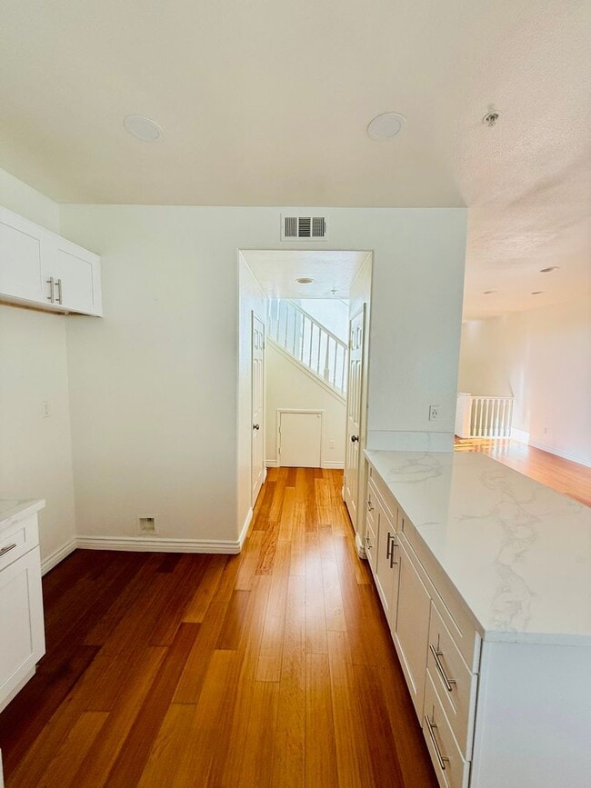 Building Photo - Remodelled 4 Bedroom Townhome for Lease in...