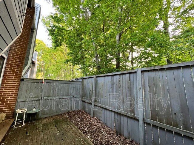Building Photo - 1136 Glengarry Way