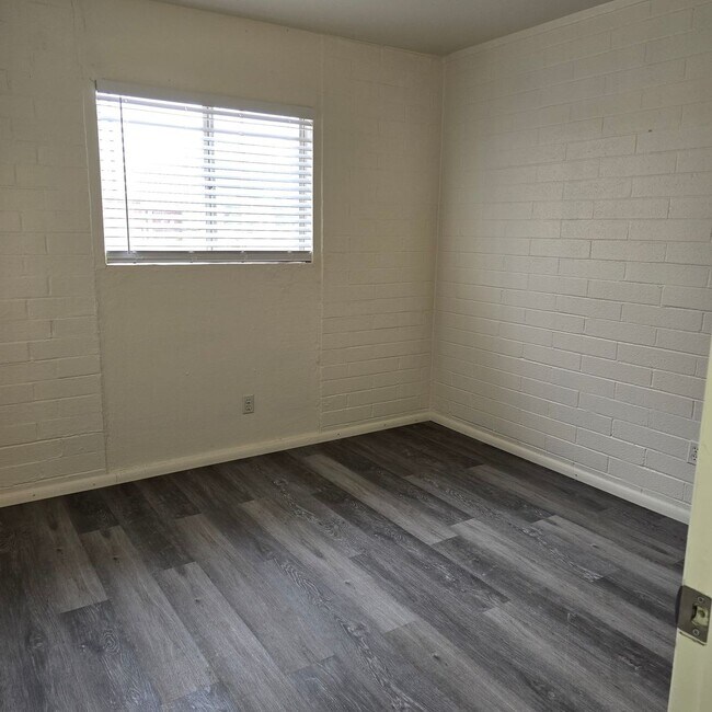 Building Photo - Remodeled and Fresh! One Bedroom Apartment with utilities included