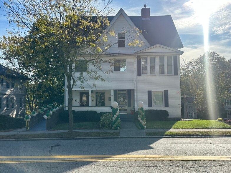 Building Photo - 1010 Pleasant St