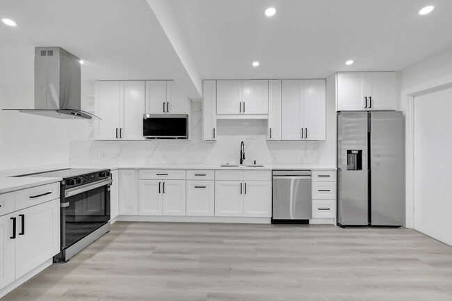 Primary Photo - 3050 N Palm Aire Dr
