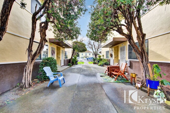 Building Photo - 133 W F St