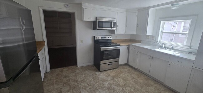 Building Photo - 4 Bedroom Home in the heart of Springfield