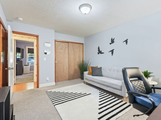 Building Photo - Gorgeous Renovated SW Maplewood Neighborhood Home ~ Finished basement, Entertainers Backyard, nex...