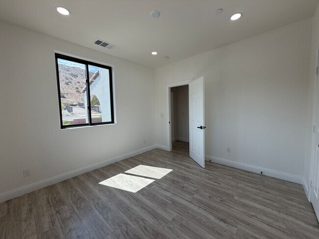 Building Photo - 4465 Gilchrist Dr