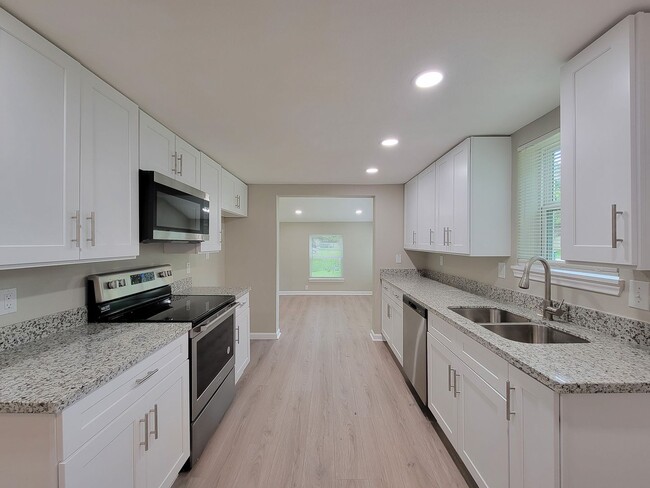 Building Photo - BEAUTIFUL REMODELED 3 BEDROOM 2 BATH IN LA...