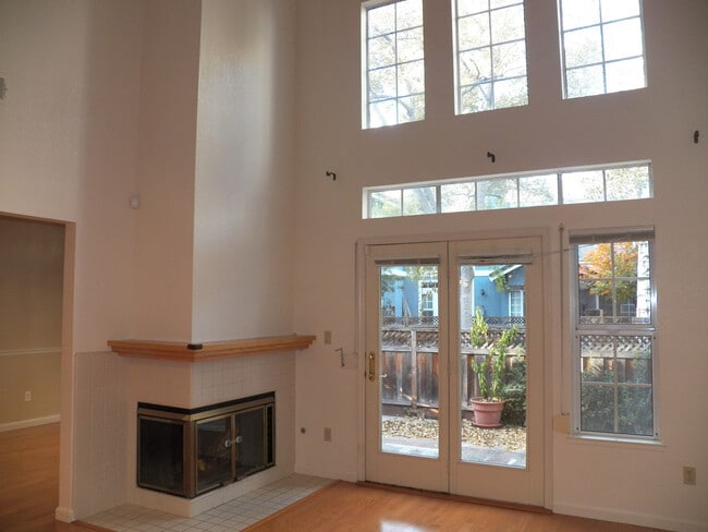 Building Photo - Spacious North San Jose Townhouse - Available Now!