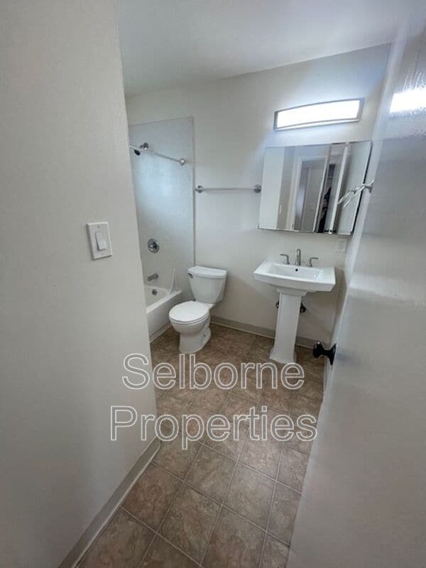 Building Photo - 407 Fairmount Ave