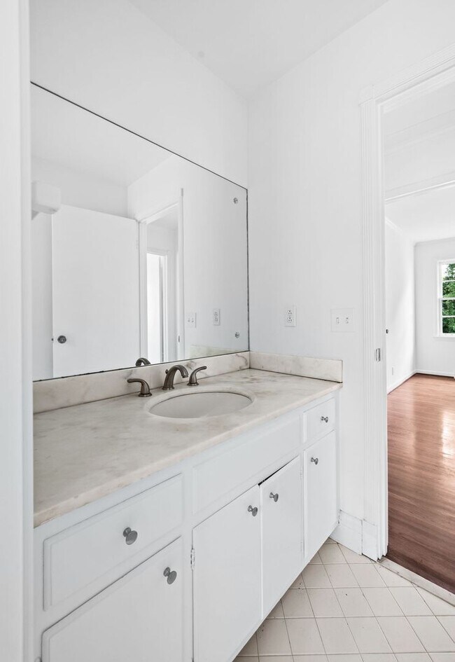 Building Photo - Charming 3BR/2.5BA Ranch-Style Home in the...