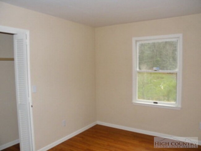 Building Photo - 3/2.5 Spacious Split Level in Lansing