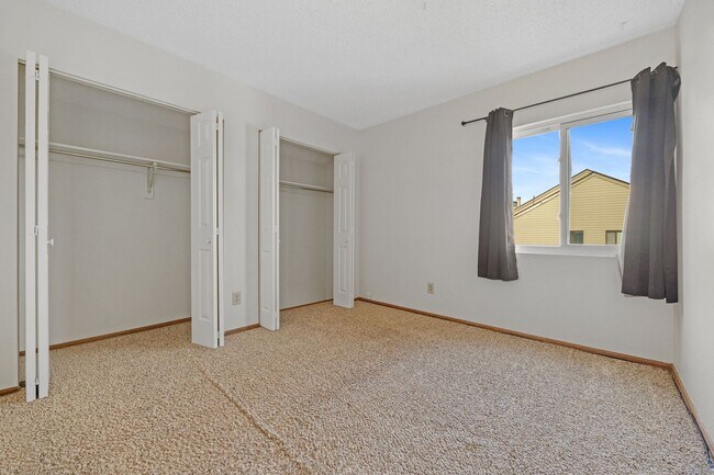 Building Photo - Spacious 3BR/3BA Condo w/ Loft & Vaulted Ceilings!