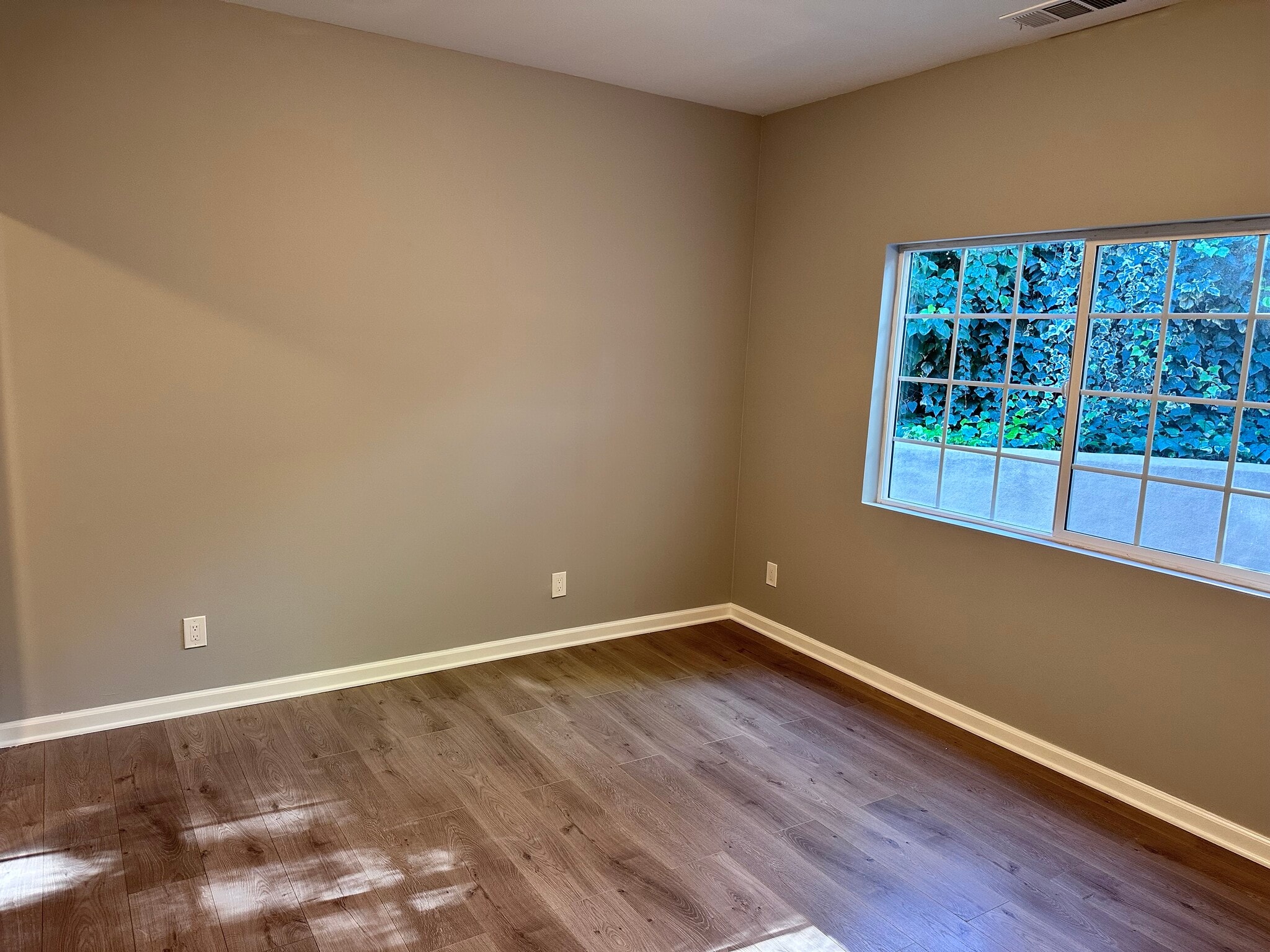 Building Photo - 5371 Topeka Dr