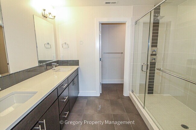 Building Photo - Newer Luxury 4 Bed 3 Bath 2 Car Garage Townhouse in Desirable Downtown Bothell Location. Walk to ...